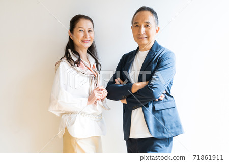 時尚的年長夫婦 71861911