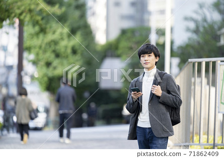 智能手機和背包的年輕人 智能手機和背包的年輕人 71862409
