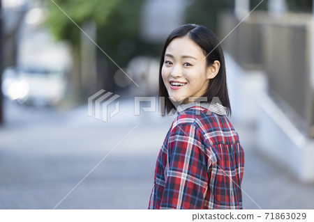 A woman in her 20s looking at the camera 71863029
