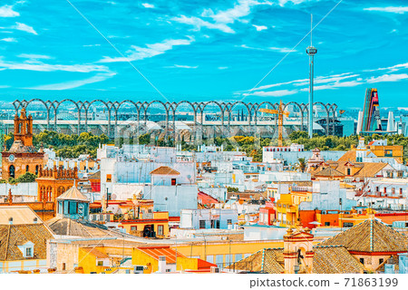 Panoramic view of the city of Seville from the observation platf 71863199