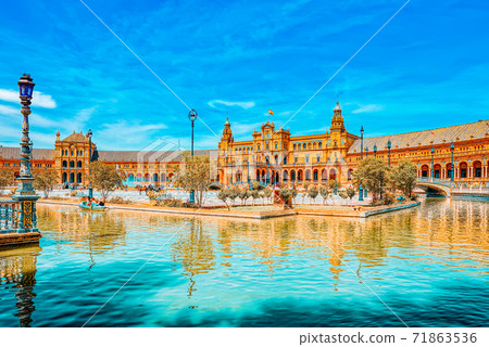 Square of the Spain is a square in the Maria Luisa Park, in Seville. 71863536
