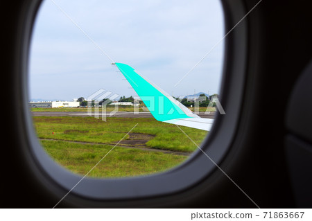 從飛機窗口起飛前的視野和小翼 71863667