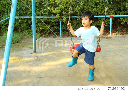 一個男孩在公園裡玩 一個男孩在公園裡玩 71864492