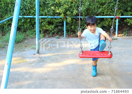 一個男孩在公園裡玩 一個男孩在公園裡玩 71864493