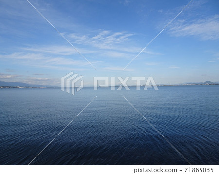 琵琶湖與漣漪和天空的景色 71865035
