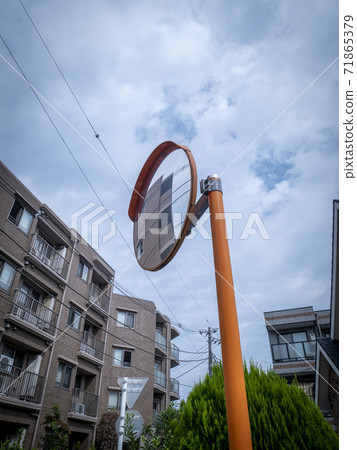 在交叉路口安裝圓鏡,以防發生事故 在交叉路口安裝圓鏡,以防發生事故 71865379