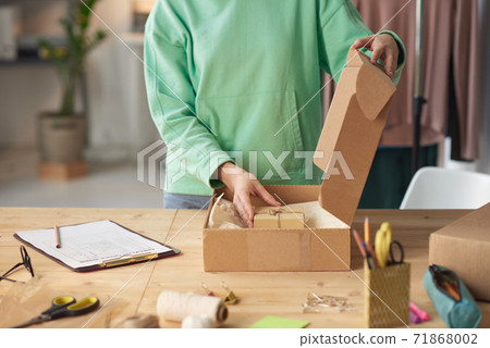 Putting present in parcel 71868002