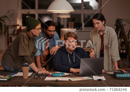 Business people working on laptop Business people working on laptop 71868248