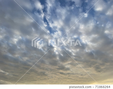 Autumn morning clouds 71868264