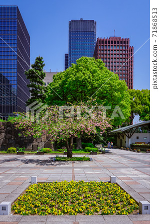 Wadakura Fountain Park with blue sky and Marunouchi Building area, fountain operation stopped due to corona turmoil Wadakura Fountain Park with blue sky and Marunouchi Building area, fountain operation stopped due to corona turmoil 71868513