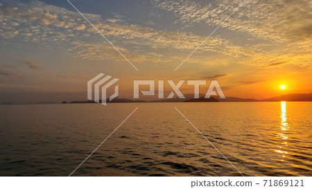 The beautiful sunset that falls over the sea is dangerous The beautiful sunset that falls over the sea is dangerous 71869121