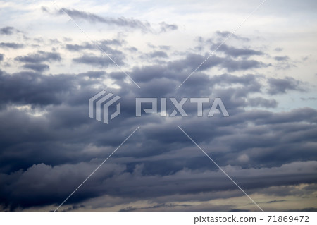在廣闊的天空中流動的雨雲背景材料的照片 71869472