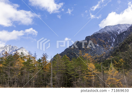 Autumn Kamikochi, Tashiro Marsh (Matsumoto City, Nagano Prefecture) 71869630