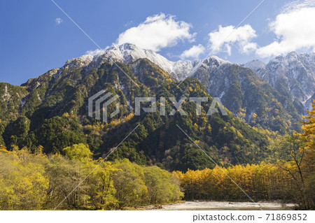 Kamikochi that shines in autumn leaves and fresh snow (Matsumoto City, Nagano Prefecture) 71869852