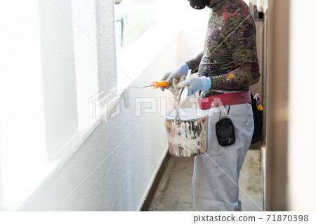 油漆房,油漆房子的外牆 油漆房,油漆房子的外牆 71870398