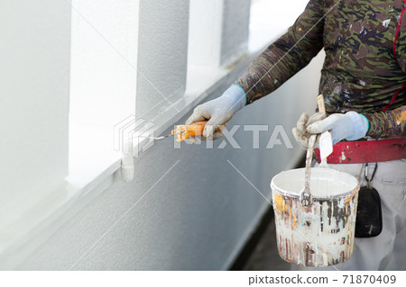 油漆房,油漆房子的外牆 油漆房,油漆房子的外牆 71870409