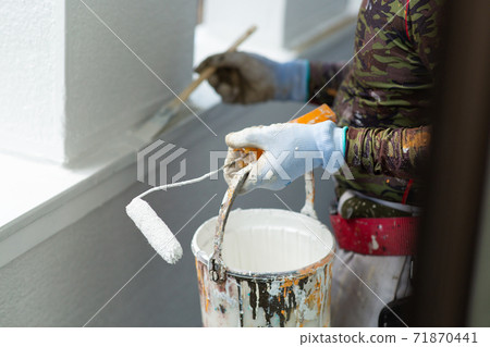 A paint shop that paints the exterior walls of a house 71870441