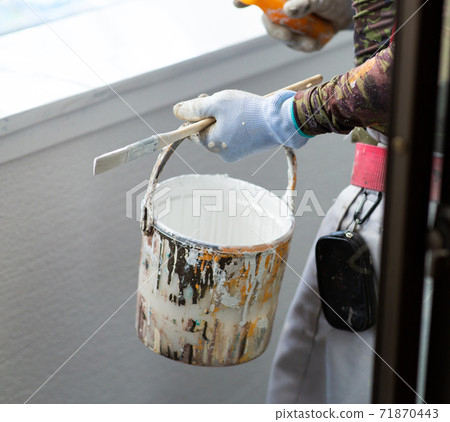 A paint shop that paints the exterior walls of a house 71870443