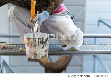 A paint shop that paints the exterior walls of a house 71870613