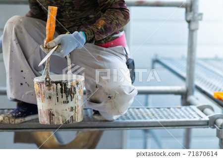 A paint shop that paints the exterior walls of a house 71870614