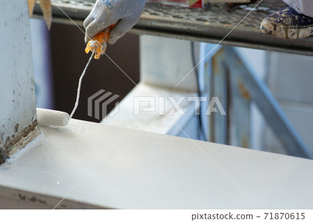 油漆房,油漆房子的外牆 油漆房,油漆房子的外牆 71870615