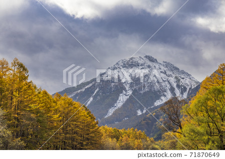 Autumn Kamikochi, Mt. Yake (Matsumoto City, Nagano Prefecture) Autumn Kamikochi, Mt. Yake (Matsumoto City, Nagano Prefecture) 71870649