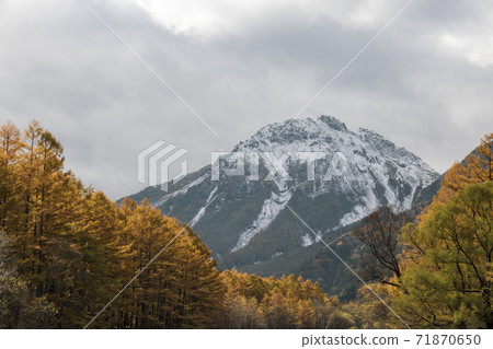 Autumn Kamikochi, Mt. Yake (Matsumoto City, Nagano Prefecture) 71870650