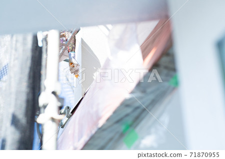 A paint shop that paints the exterior walls of a house A paint shop that paints the exterior walls of a house 71870955