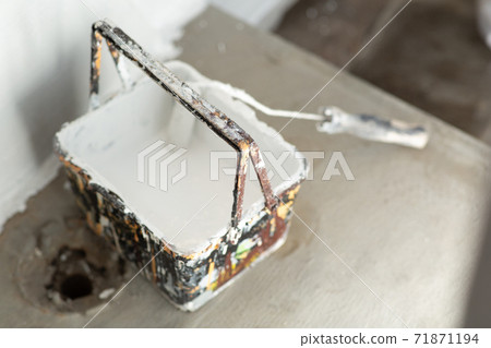 在房子的外牆上油漆 在房子的外牆上油漆 71871194
