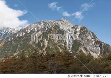 長野縣松本市，在秋葉和新鮮的雪中閃耀的上高地 71871278
