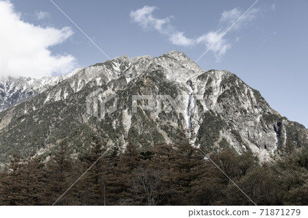 長野縣松本市,在秋葉和新鮮的雪中閃耀的上高地 長野縣松本市,在秋葉和新鮮的雪中閃耀的上高地 71871279