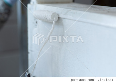 A paint shop that paints the exterior walls of a house 71871284