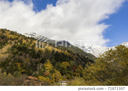 長野縣松本市,在秋葉和新鮮的雪中閃耀的上高地 長野縣松本市,在秋葉和新鮮的雪中閃耀的上高地 71871307