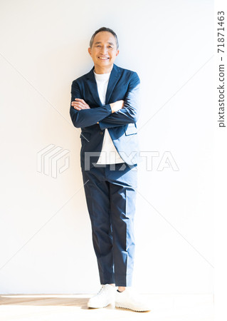 高級男子帶著微笑 71871463