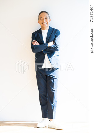 高級男子帶著微笑 71871464