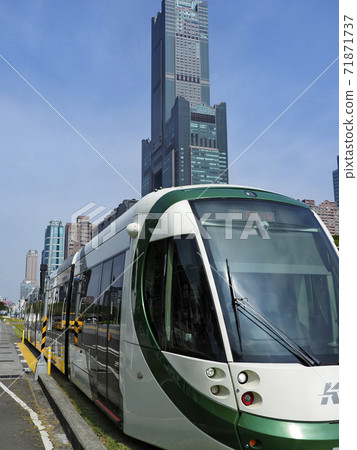 台灣高雄85大樓和高雄輕軌/ 85天空塔和高雄輕軌 71871737