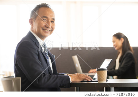 Senior men using a computer 71872010