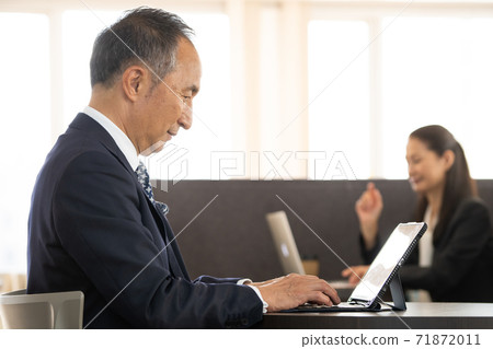 Senior men using a computer 71872011