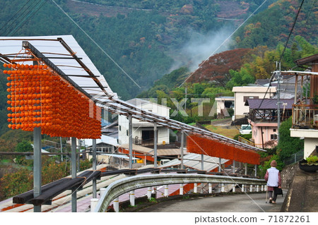 和歌山縣葛城町，一個老婦人走到串燒乾燥場和大霧山脈的“串燒之裡”的組合 71872261