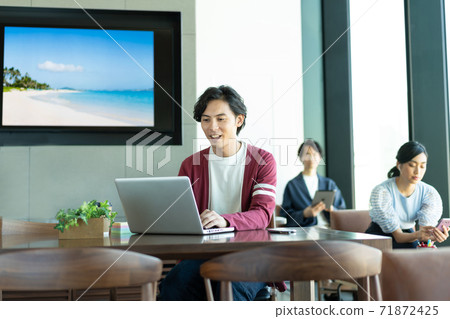 在共同工作空間中的計算機上工作的年輕人 71872425