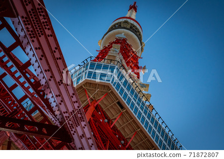 Looking up at Tokyo Tower 71872807