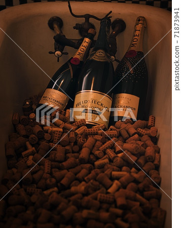 Wine bottle on top of lots of corks 71873941