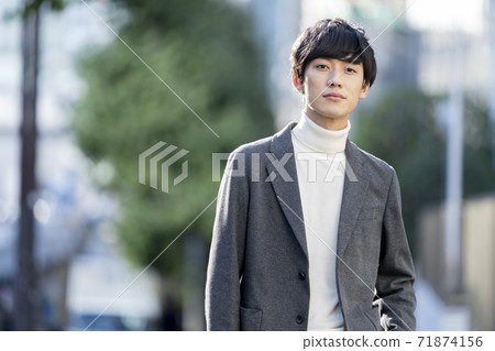 Portrait of a man in his twenties Portrait of a man in his twenties 71874156
