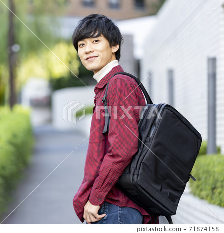 一個背著背包的年輕人 一個背著背包的年輕人 71874158