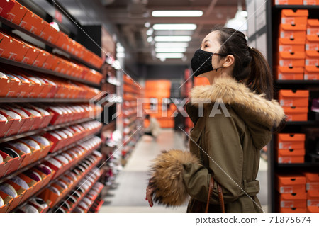 女人購物戴著口罩 女人購物戴著口罩 71875674