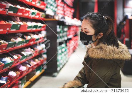 女人購物戴著口罩 女人購物戴著口罩 71875675