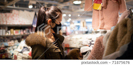 女人購物戴著口罩 女人購物戴著口罩 71875676