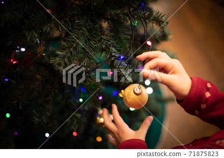 孩子們的手裝飾聖誕樹 71875823