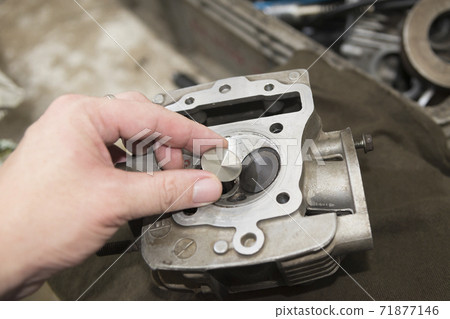 The mechanical picking the intake-exhaust valve . The mechanical picking the intake-exhaust valve . 71877146