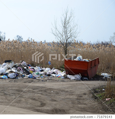 The garbage can is packed with garbage and waste. Untimely removal of garbage in populated areas The garbage can is packed with garbage and waste. Untimely removal of garbage in populated areas 71879143